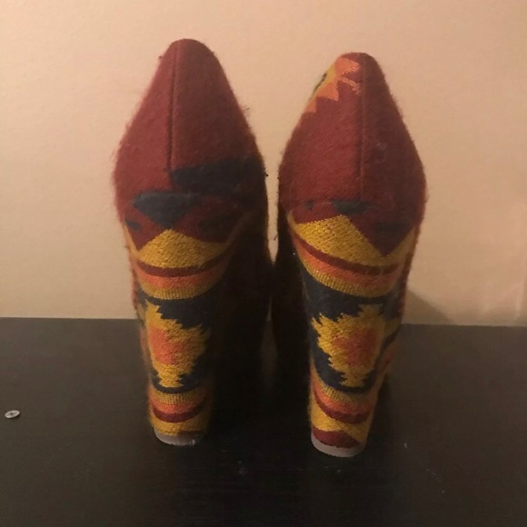 Steve Madden Aztec Wedges Size 8.5 - Picture 3 of 4